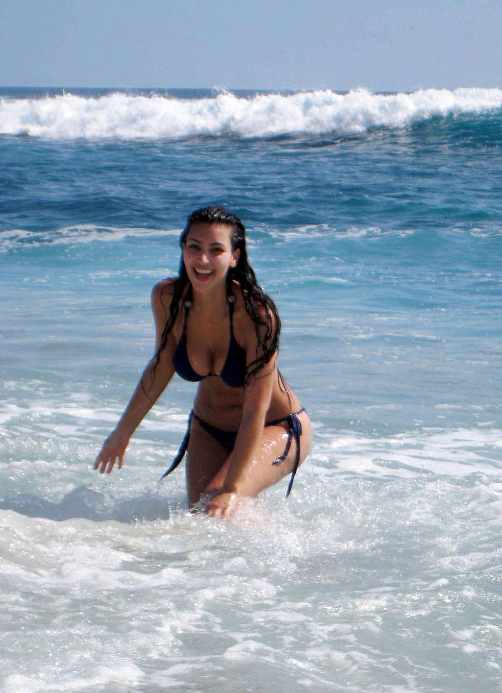 16P Kim Kardashian showing perfect and sexy body in bikini hot photos