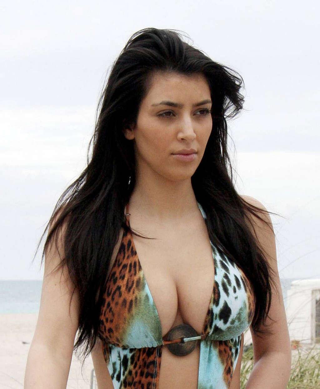 16P Kim Kardashian showing perfect and sexy body in bikini hot photos