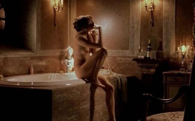 15P Sienna Miller in skimpy thongs and hot perky tits