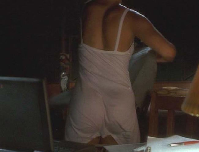 16P Jennifer Lopez shows perfect round ass and nice body