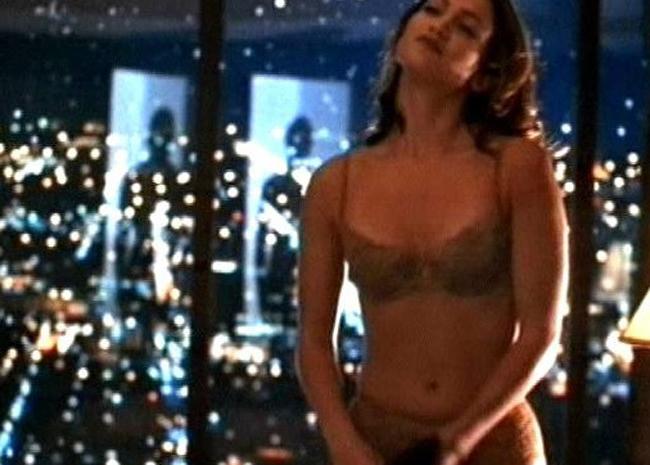 16P Jennifer Lopez shows perfect round ass and nice body