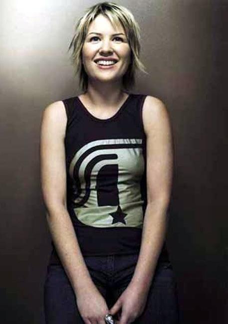 15P Dido showing her perfect body in some nice pictures