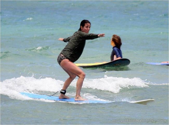 16P Pretty brunette Courteney Cox showing her perfect sexy body