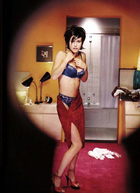 16P Pretty brunette Courteney Cox showing her perfect sexy body