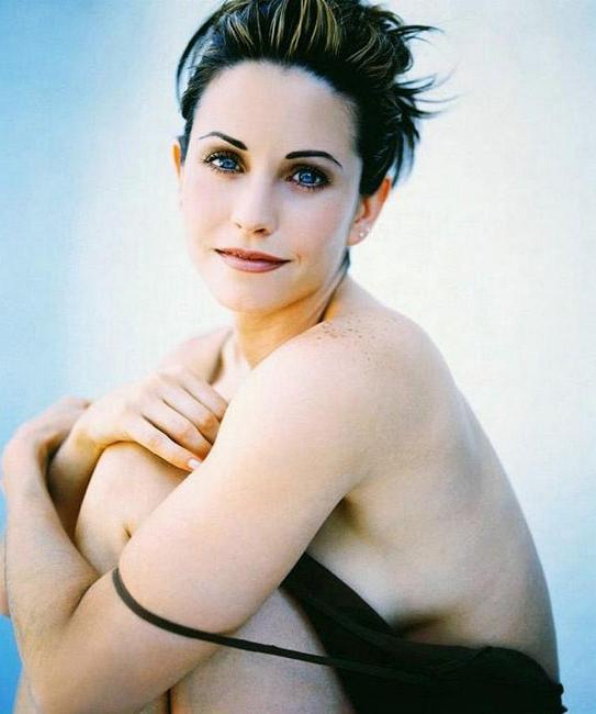 16P Pretty brunette Courteney Cox showing her perfect sexy body