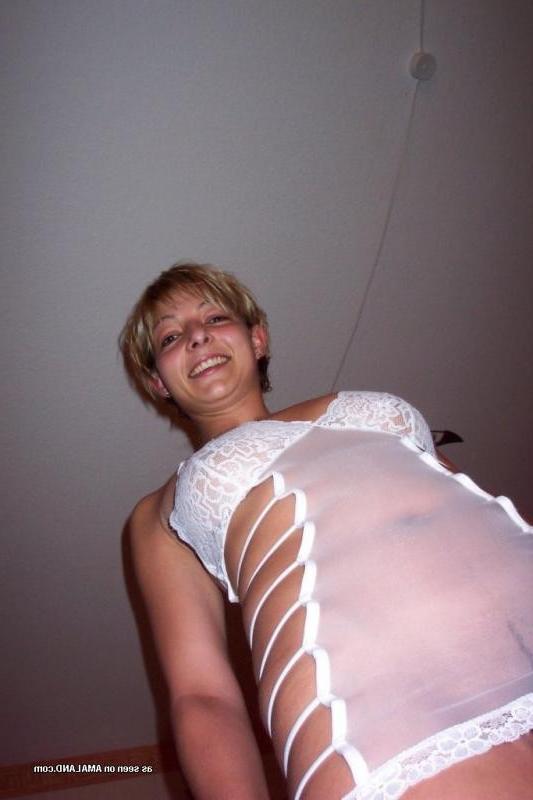 16P Steamy hot picture collection of a sultry amateur MILF