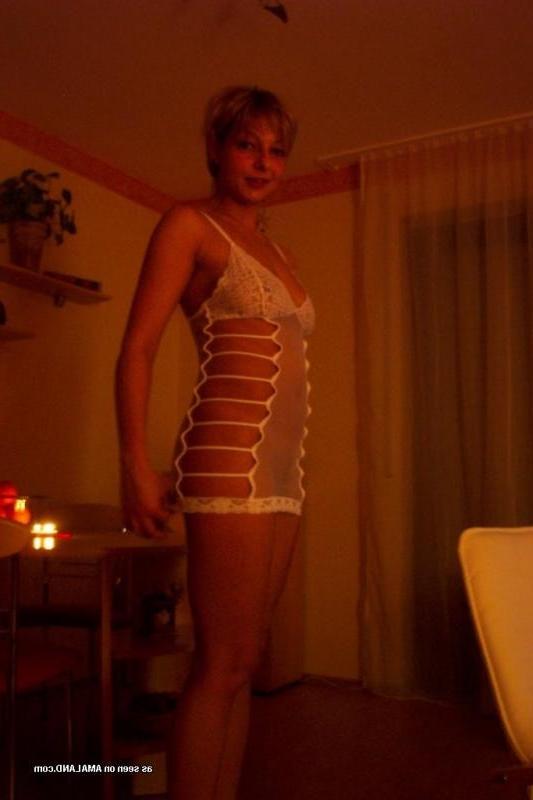 16P Steamy hot picture collection of a sultry amateur MILF
