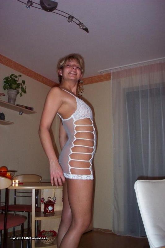 16P Steamy hot picture collection of a sultry amateur MILF