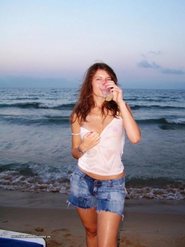 15P Kinky amateur MILF teasing her lover by the beach