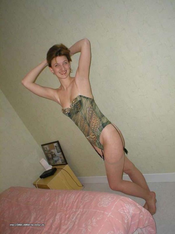 15P Pictures of a gorgeous amateur MILF in kinky poses