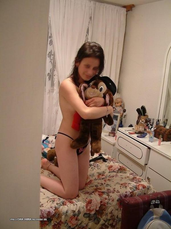 14P Amateur teen cutie posing in her bedroom