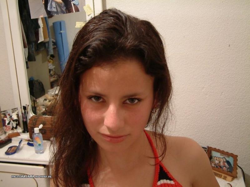14P Amateur teen cutie posing in her bedroom