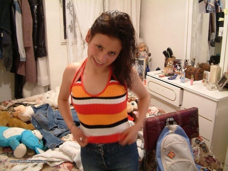 14P Amateur teen cutie posing in her bedroom