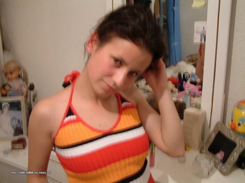 14P Amateur teen cutie posing in her bedroom