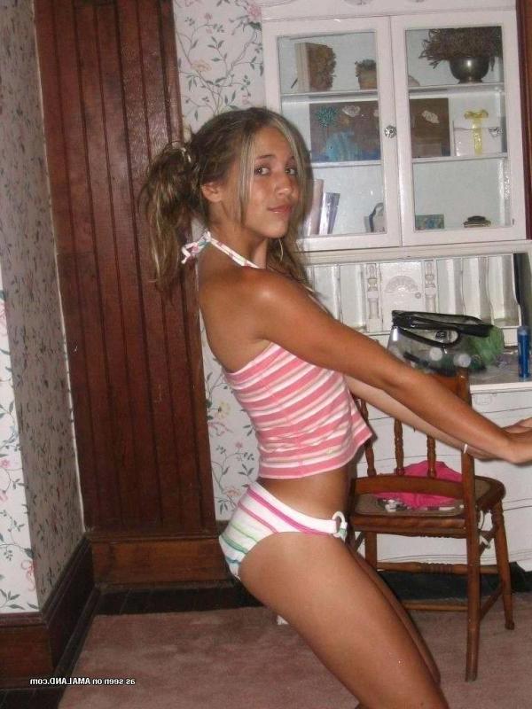 10P Selection of amateur teen hotties posing sexy on cam
