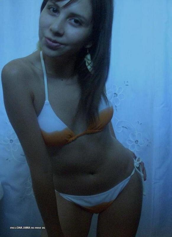 10P Selection of amateur teen hotties posing sexy on cam