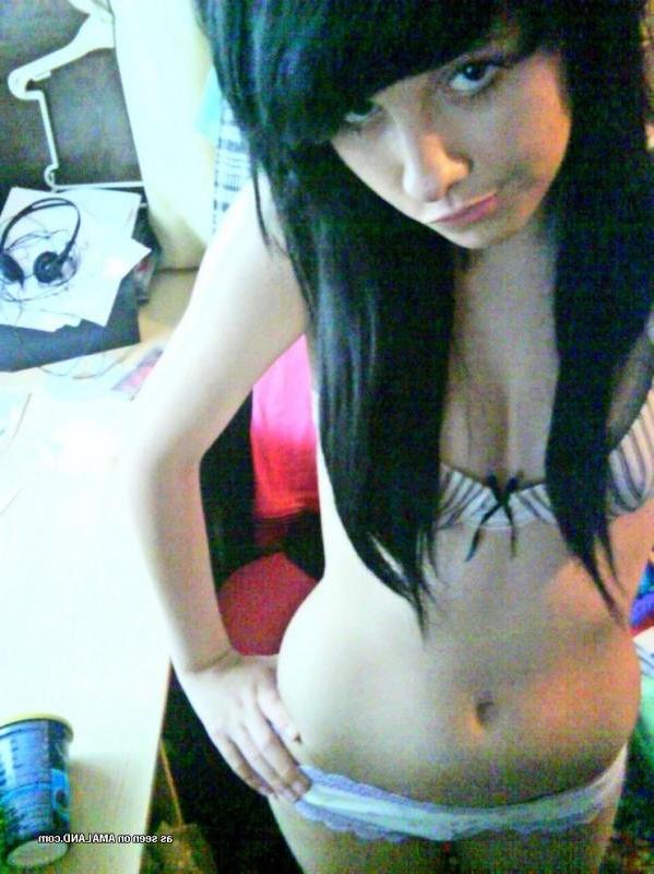 10P Sexy amateur teen stripping naked while posing