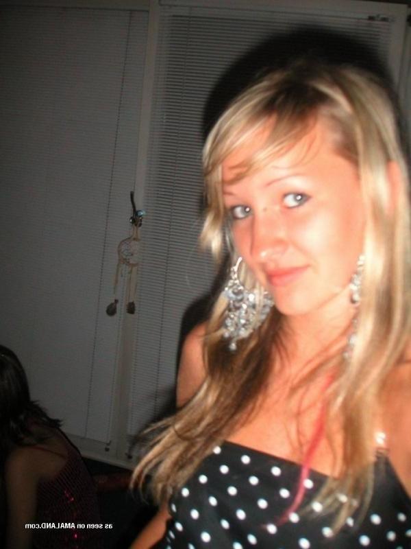 15P Amateur teen chick selfshooting in her underwear