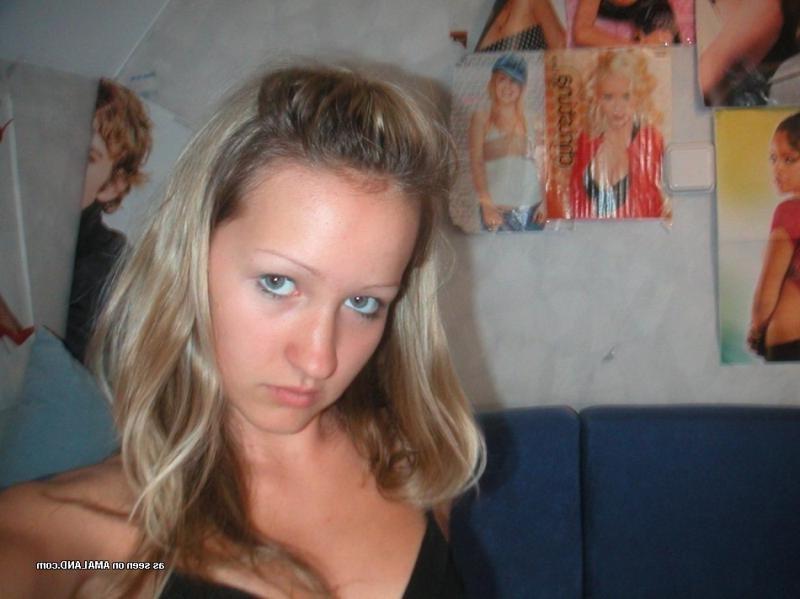 15P Amateur teen chick selfshooting in her underwear