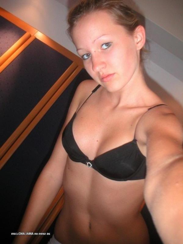 15P Amateur teen chick selfshooting in her underwear