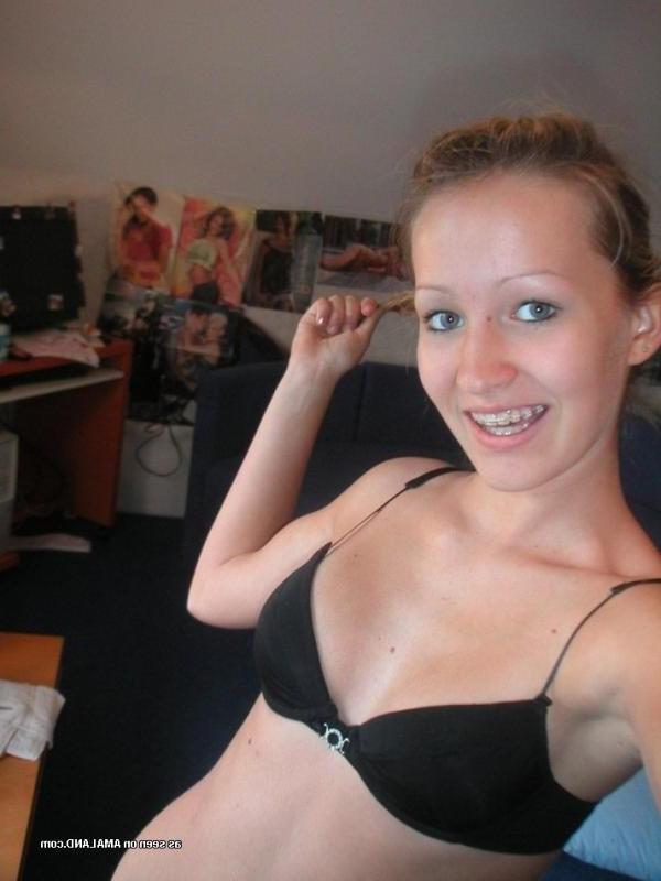 15P Amateur teen chick selfshooting in her underwear