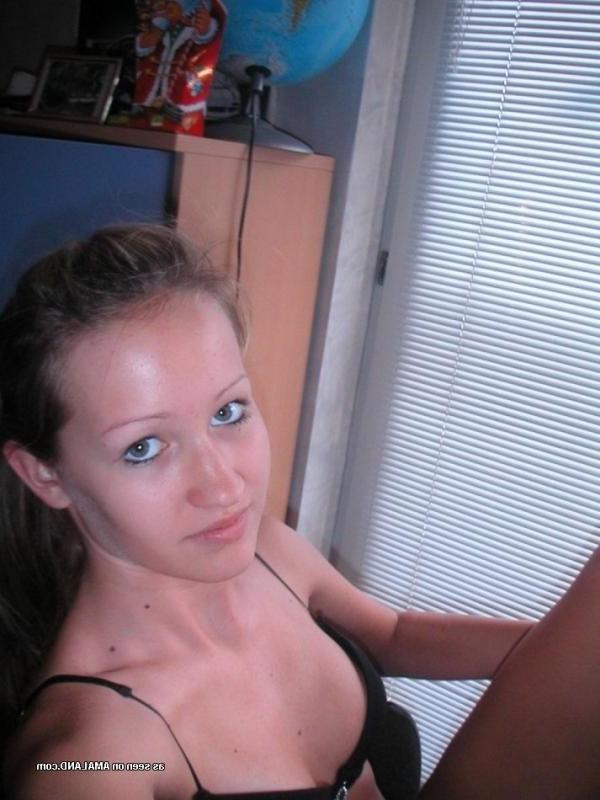 15P Amateur teen chick selfshooting in her underwear
