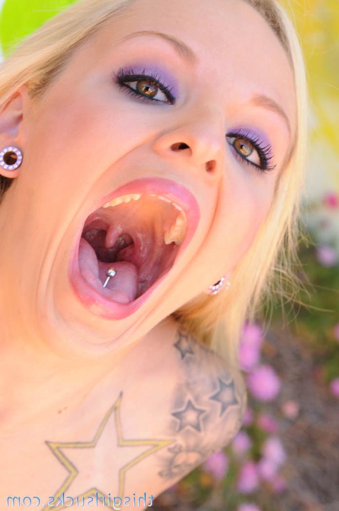 15P Une teen blonde sexy donne une tête magnifique à un mec chanceux