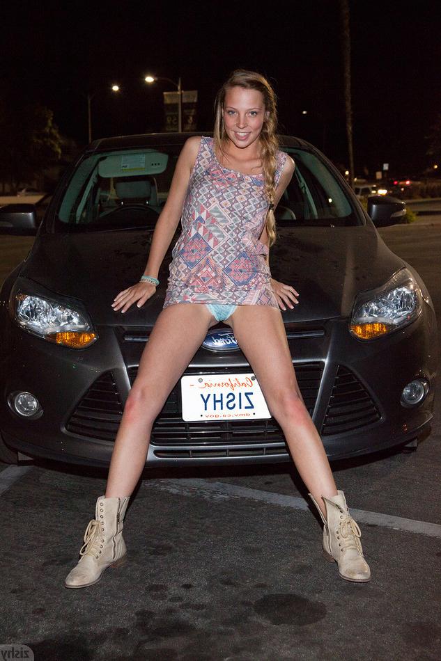 16P Amateur teen panty flasher