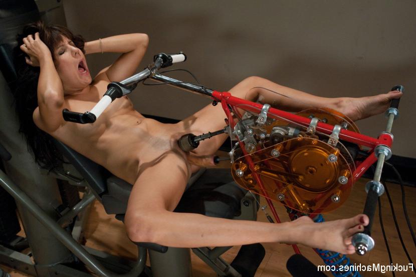 15P 21-yr old hot newcomer, BilliAnn gets a workout with the machines. She rides the