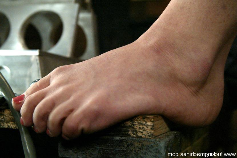 15P Newcomer Sabrina Sparx experiments with machine fucking
