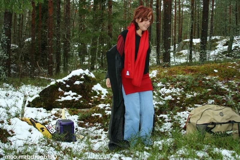 16P Outdoor fuck machine action in the snow