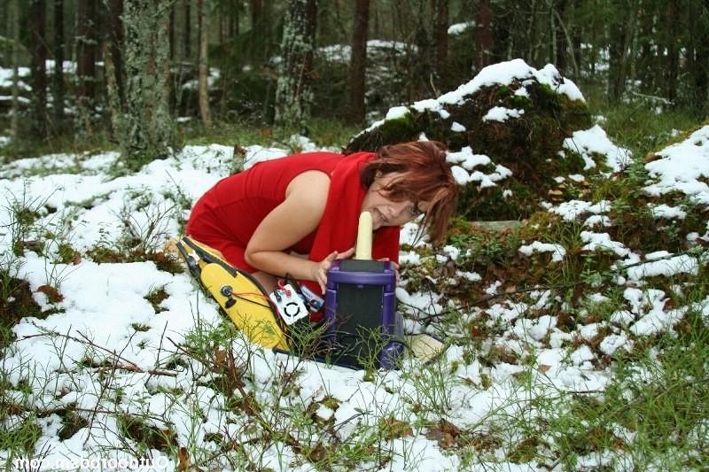 16P Outdoor fuck machine action in the snow