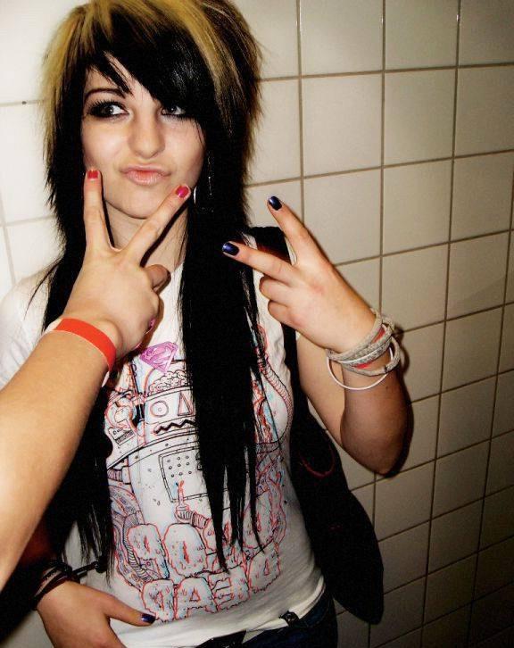 15P Selfshot emo amateur teen sluts in panties