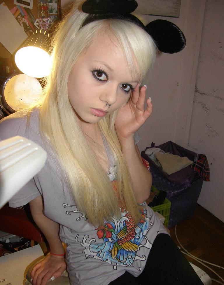 15P Selfshot emo amateur teen sluts in panties