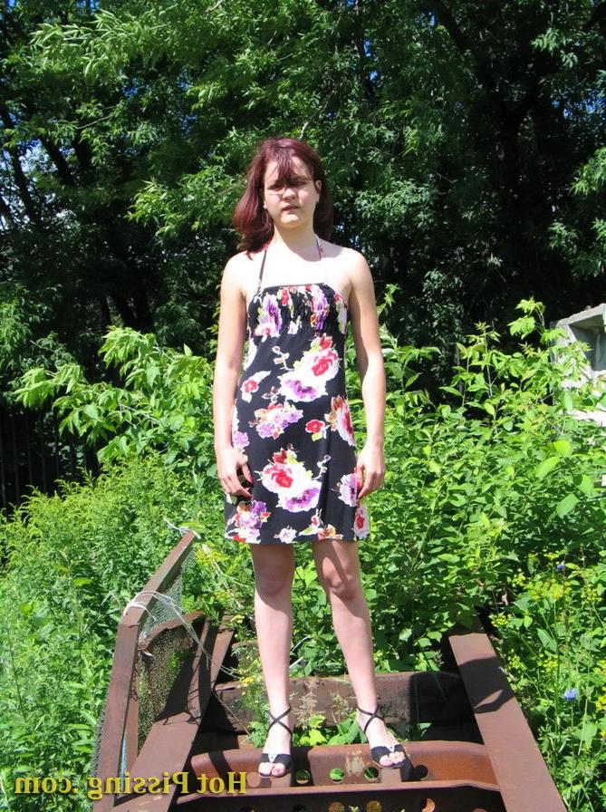 15P Amateur teen posing and peeing