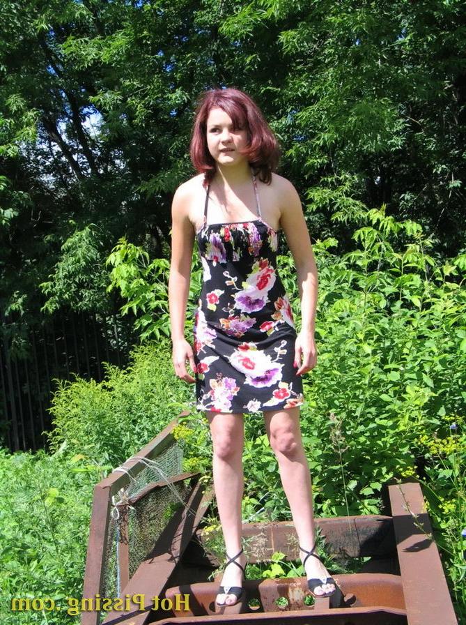 15P Amateur teen posing and peeing
