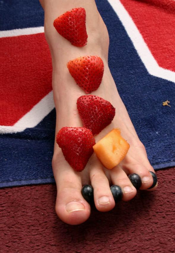 15P Gorgeous amateur teen feet outdoors