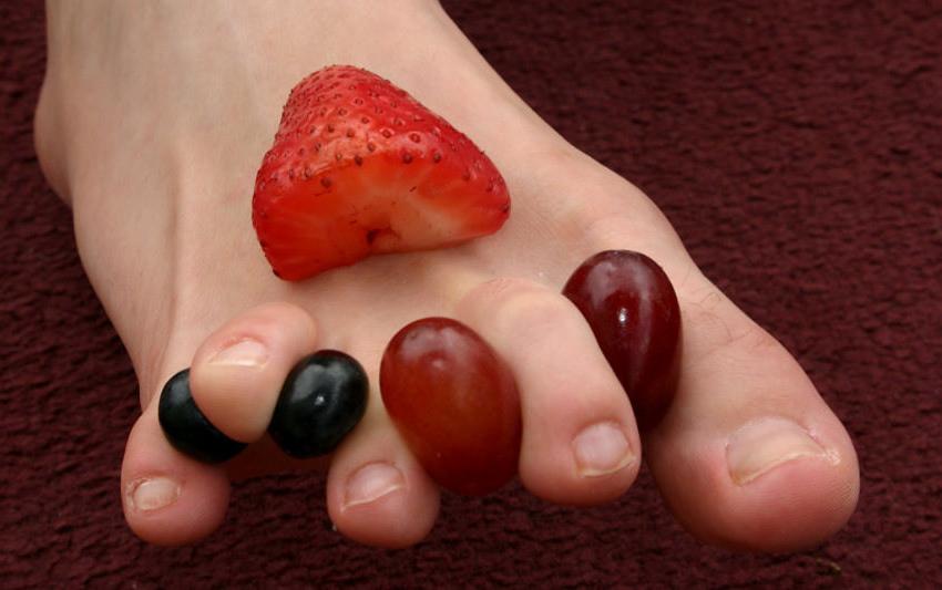 15P Gorgeous amateur teen feet outdoors