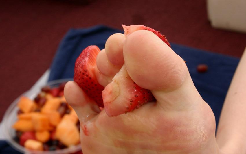 15P Gorgeous amateur teen feet outdoors