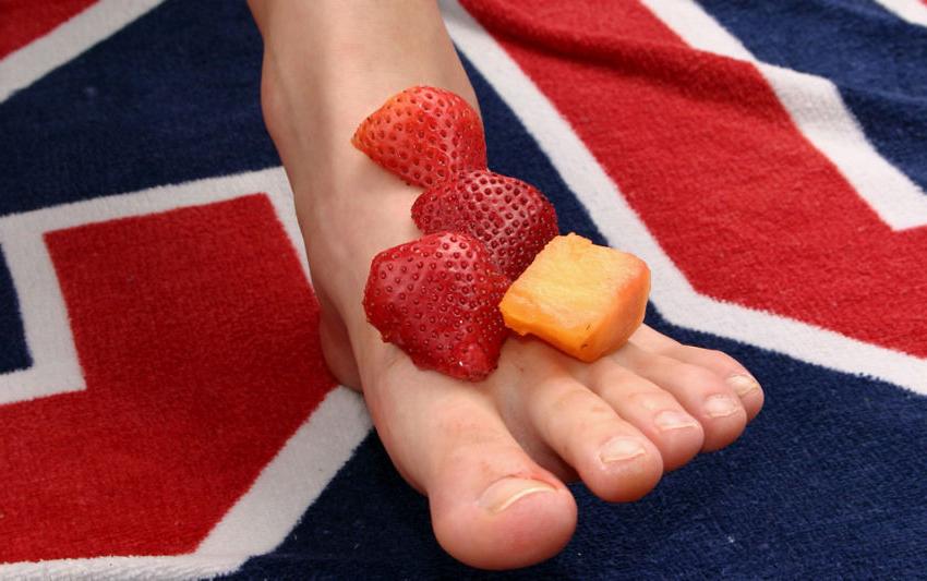 15P Gorgeous amateur teen feet outdoors