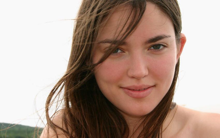 15P Gorgeous amateur teen feet outdoors