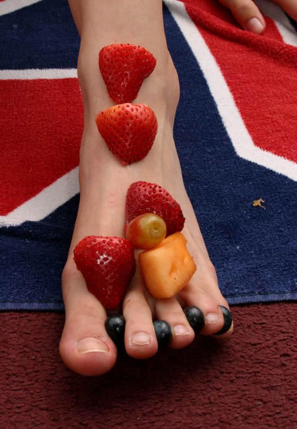 15P Gorgeous amateur teen feet outdoors