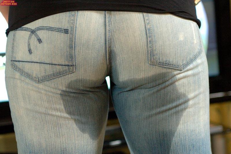 16P Hot busty amateur milf peeing in her tight jeans while posing