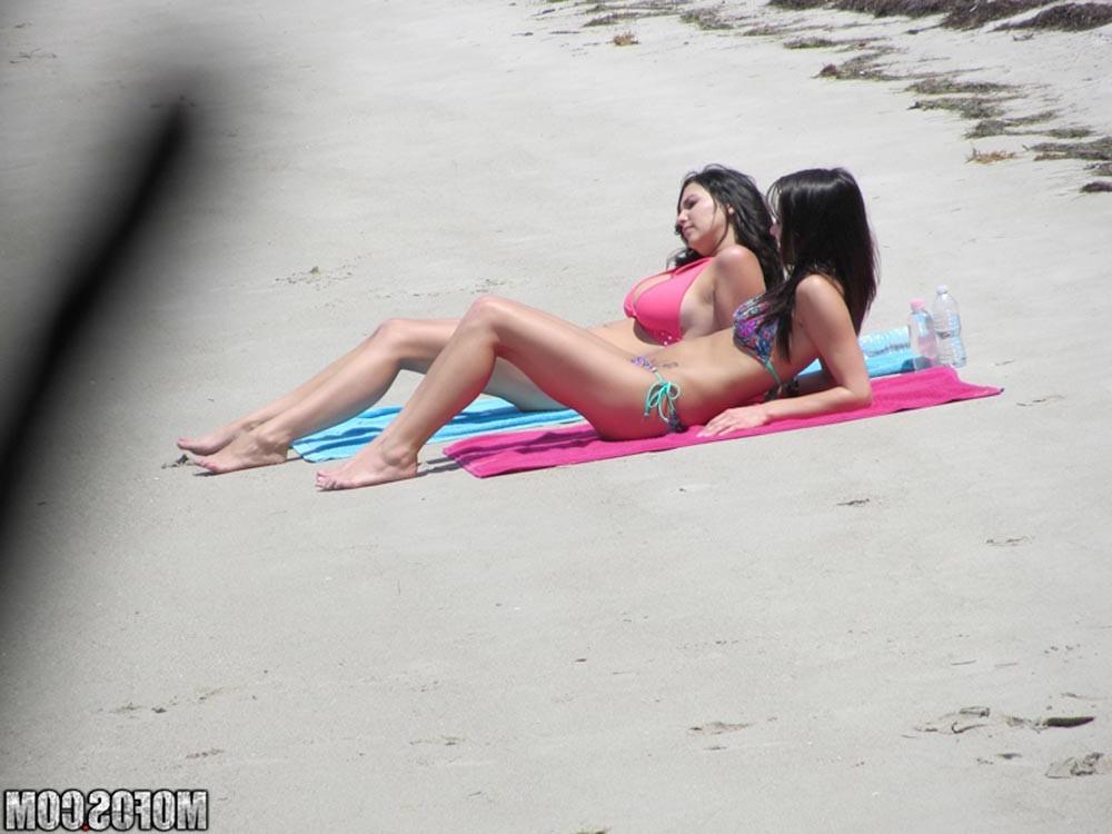 10P Brunette sluts fucking a voyeur in hot threesome at beach