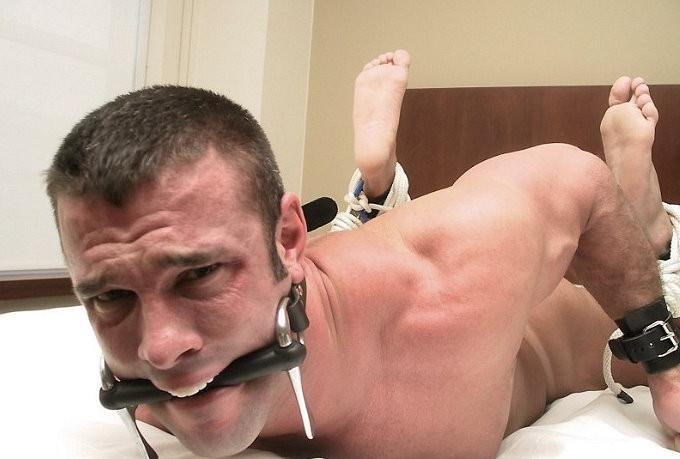 20P Crazy muscle fellow showing off and enjoying bondage passion