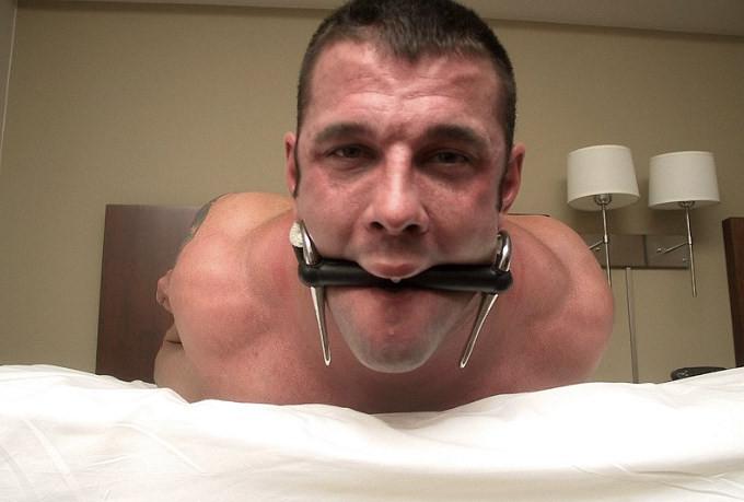 20P Crazy muscle fellow showing off and enjoying bondage passion