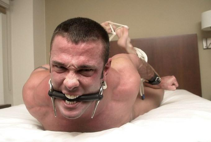 20P Crazy muscle fellow showing off and enjoying bondage passion