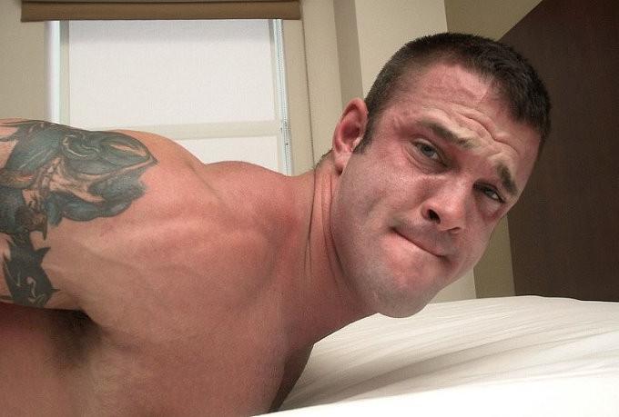 20P Crazy muscle fellow showing off and enjoying bondage passion