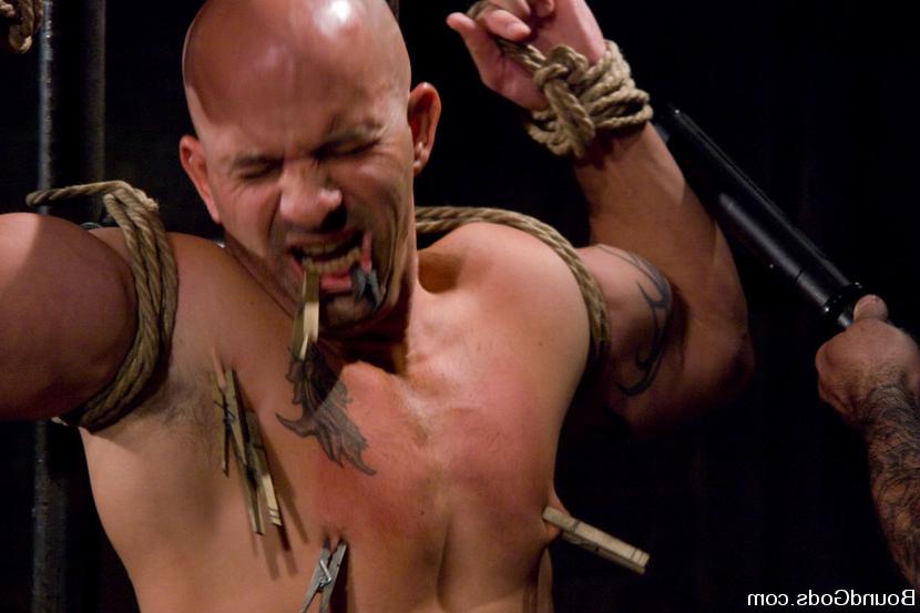 14P Officier Dak Ramsey arrests Brock Armstrong and fucks him in bondage