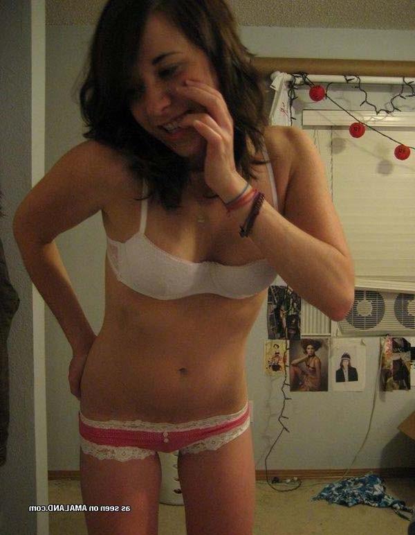 15P Amateur teen girlfriends tease in phone pics